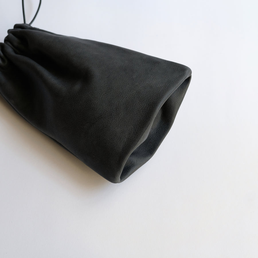 leather pouch / 巾着 - nebbia